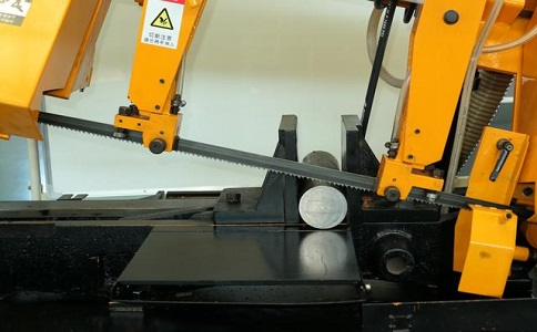 修文数控带锯床自动送料精度会出现偏差吗？