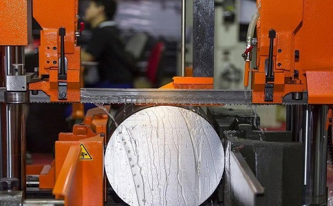 修文立式金属带锯床切削出现跑带故障解决方法！